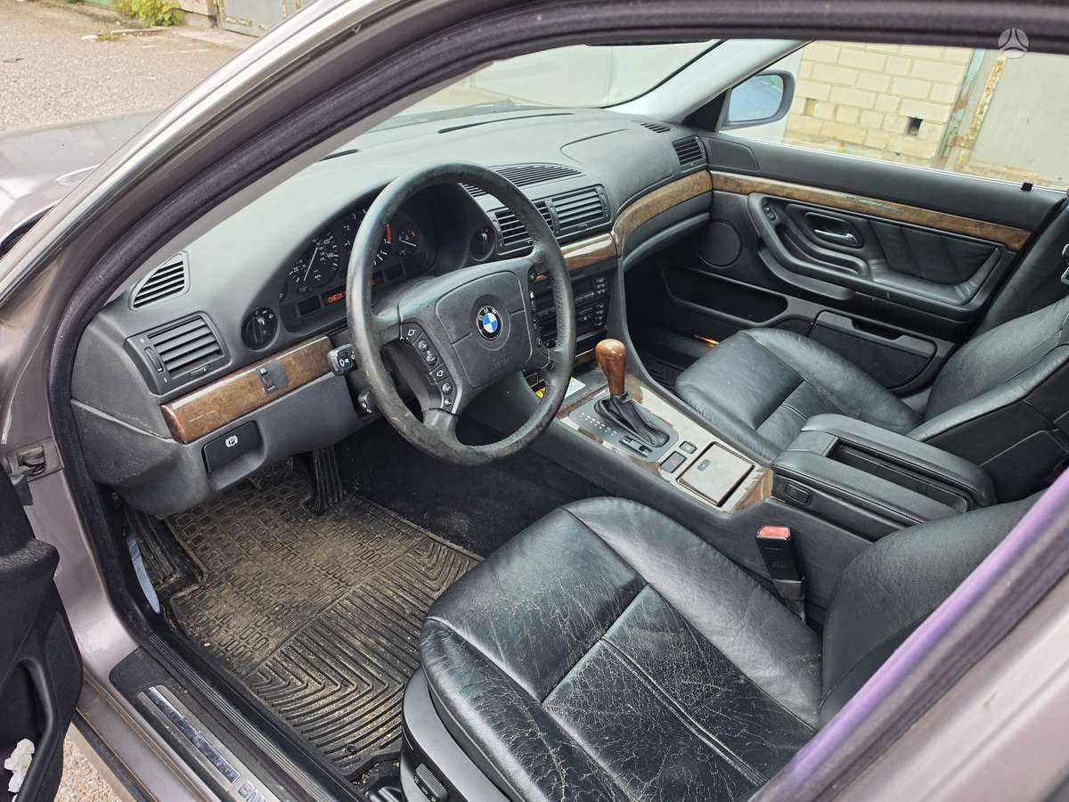 BMW 740, Седан