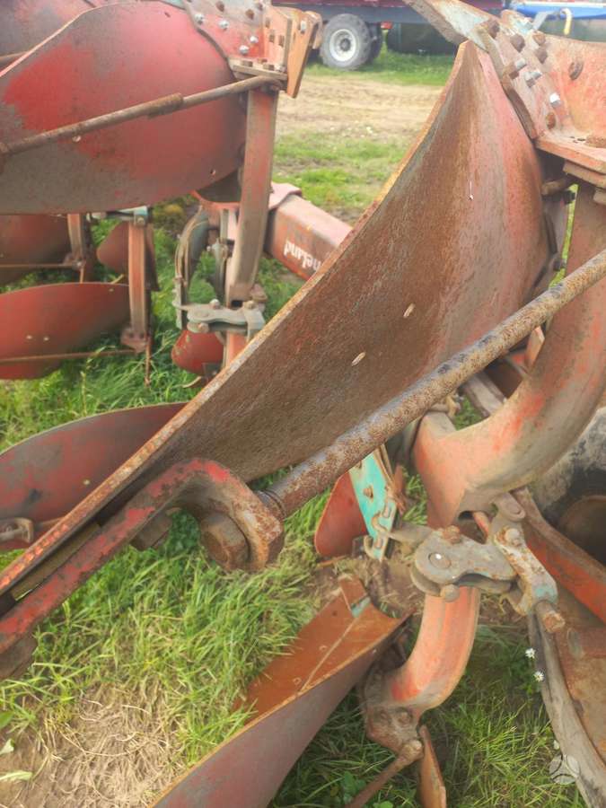 Kverneland PB-100, ploughs