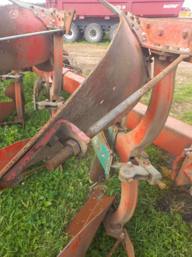Kverneland PB-100, ploughs