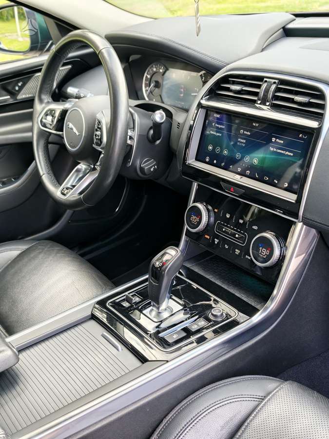 Jaguar XE, 2.0 l., Седан
