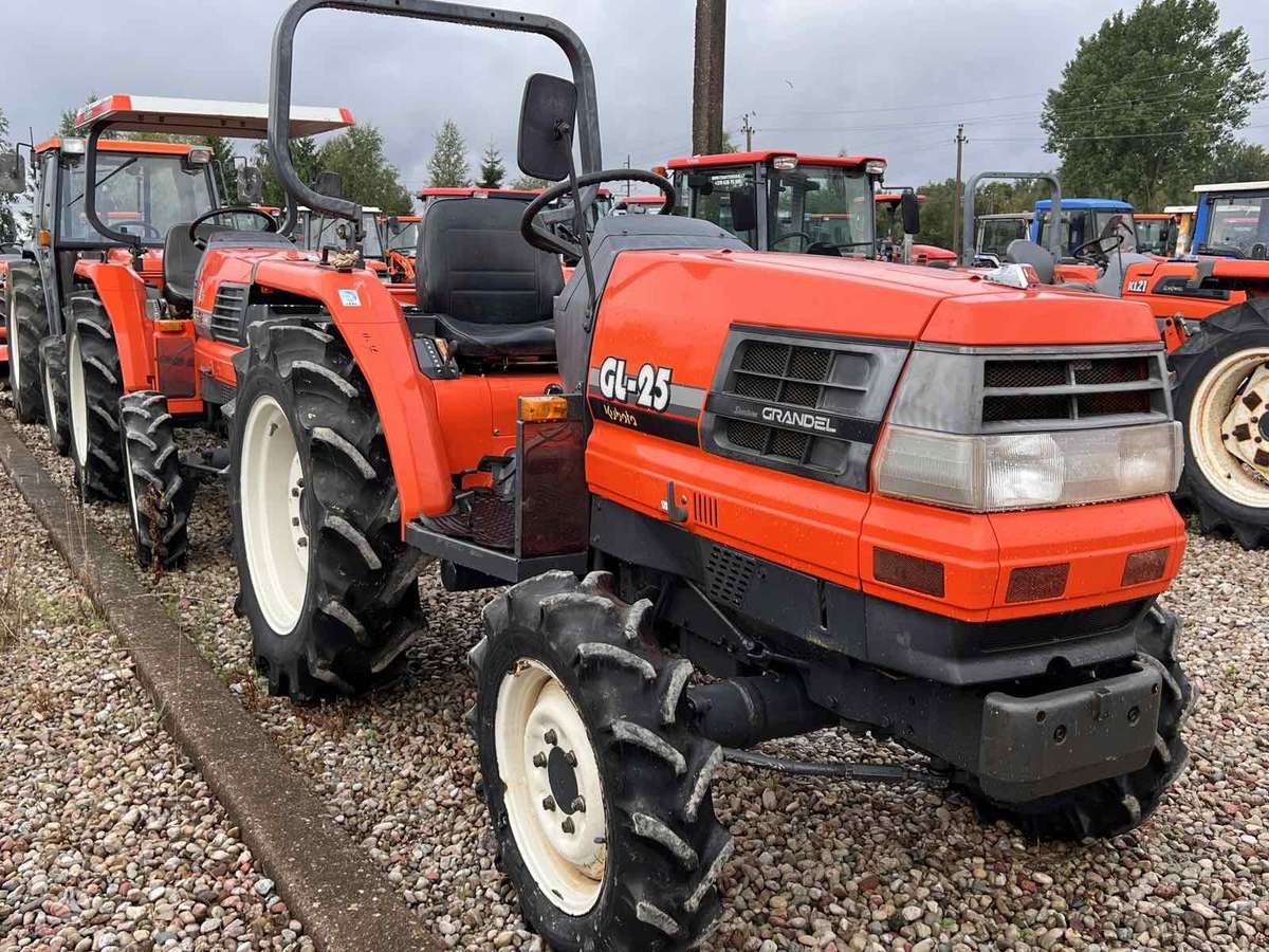 Kubota ĮVAIRIŲ MODELIŲ, tractors