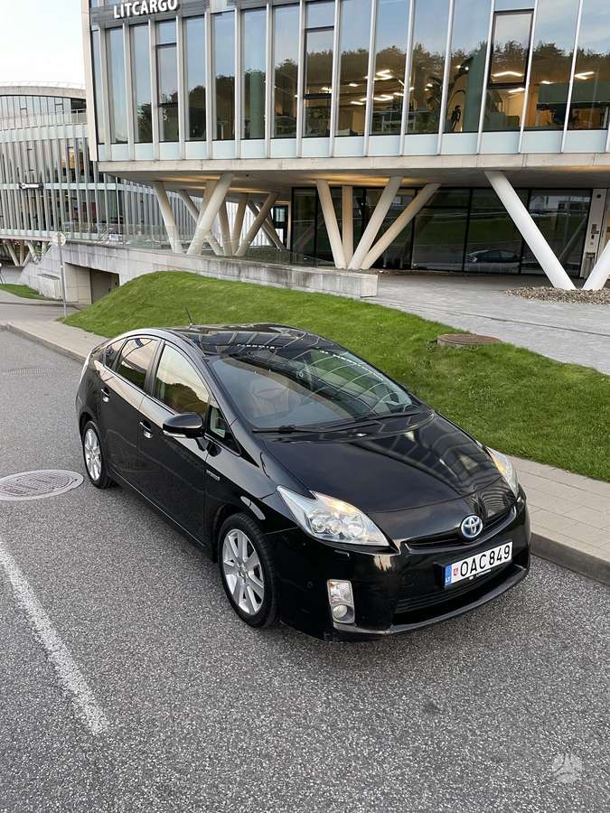 Toyota Prius - 4