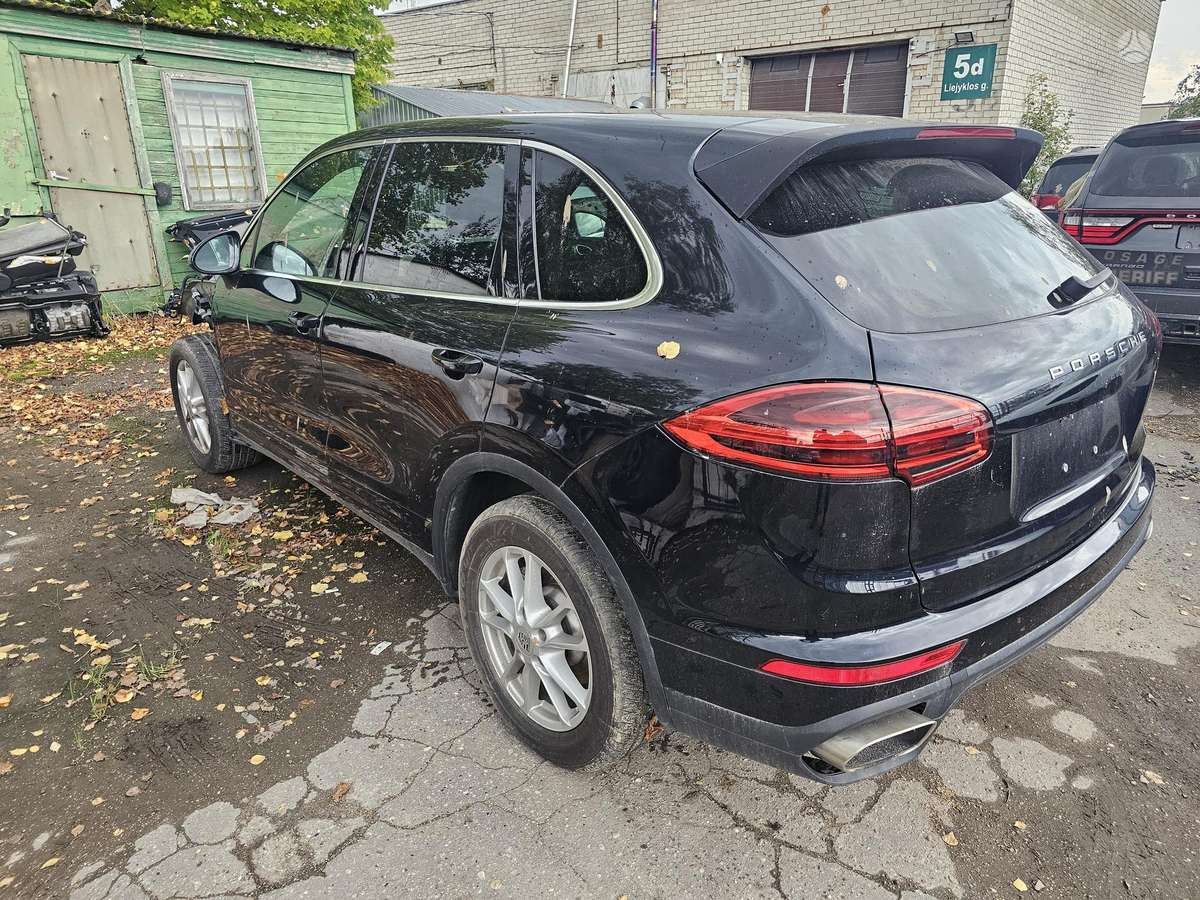Porsche Cayenne - 1