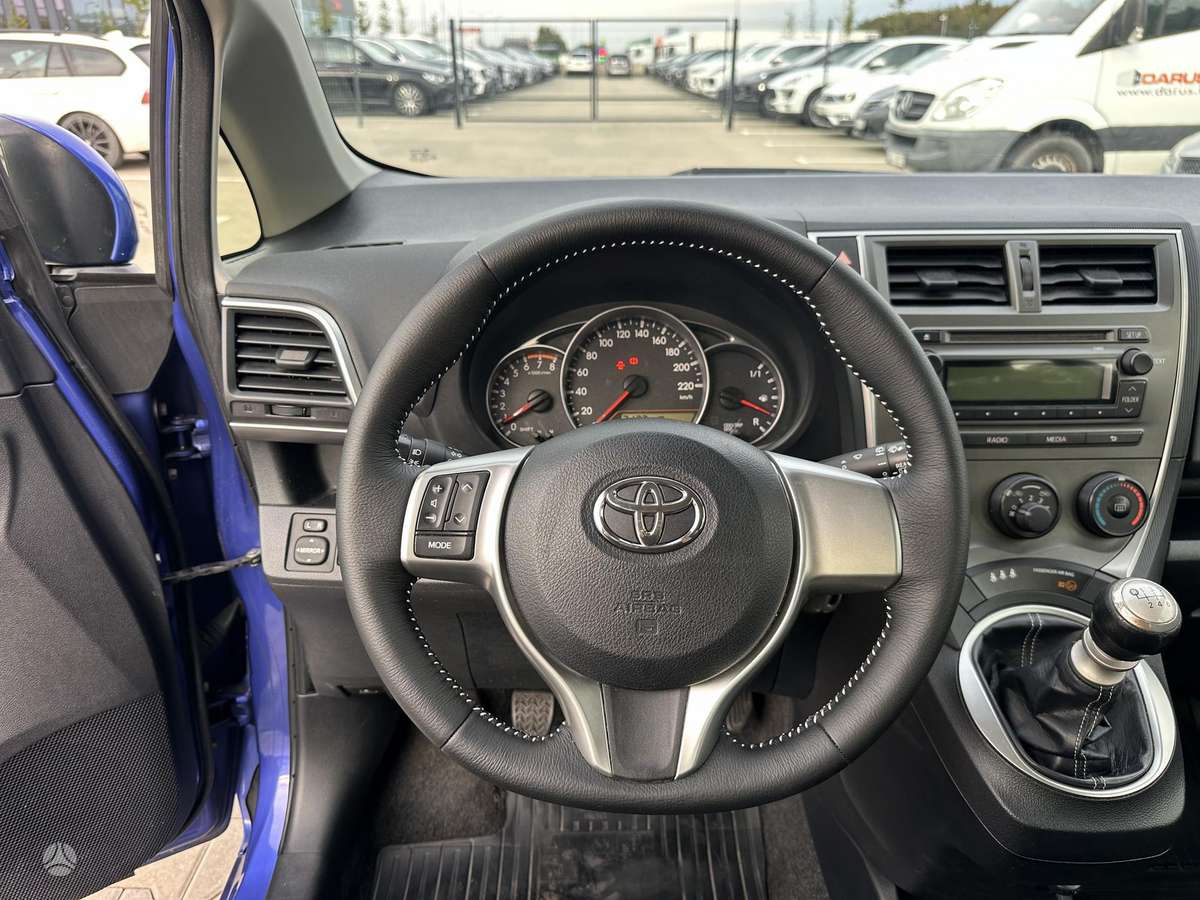 Toyota Verso-S, 1.3 l., hatchback