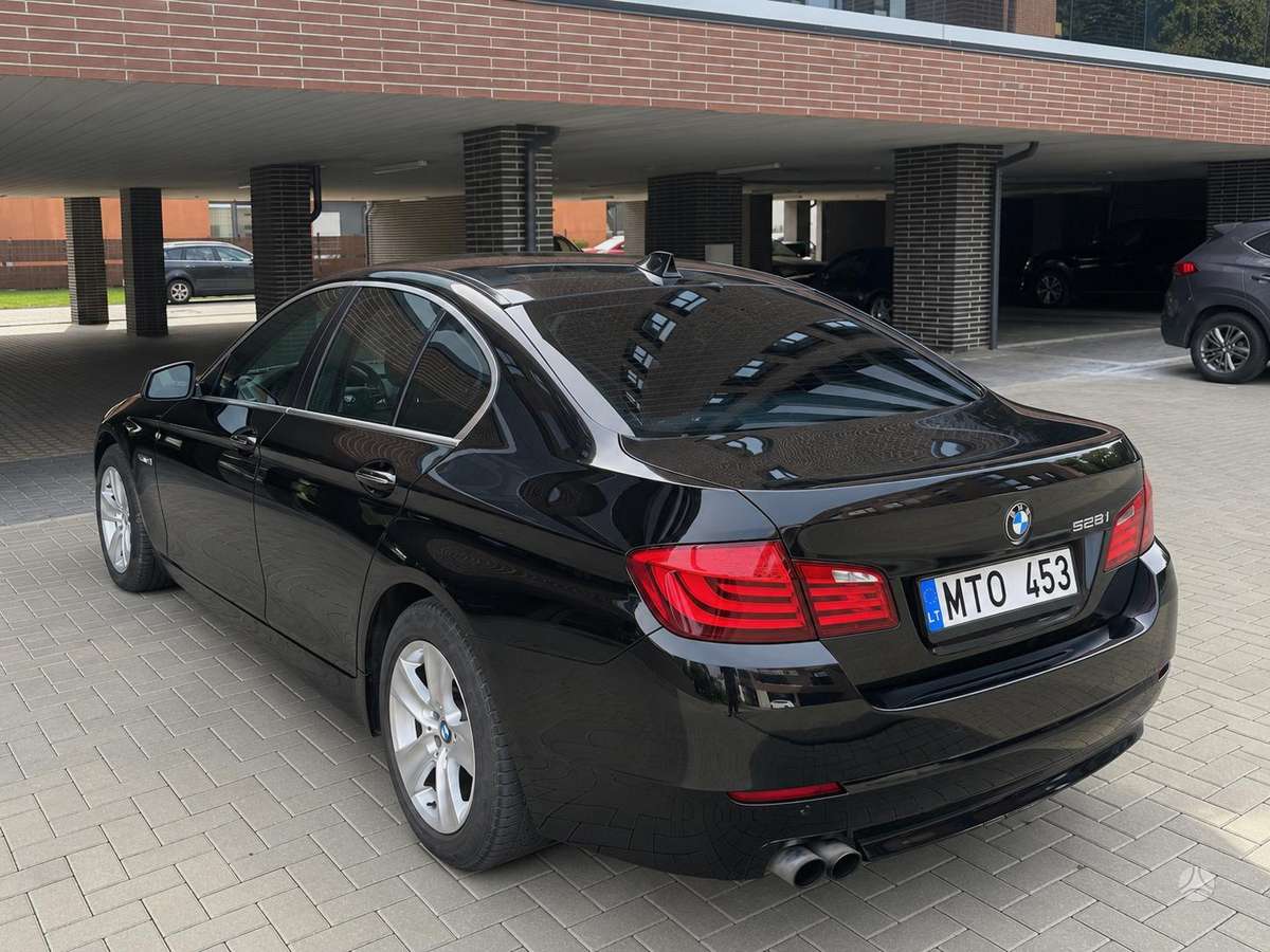 BMW 528, 2.0 l., saloon / sedan