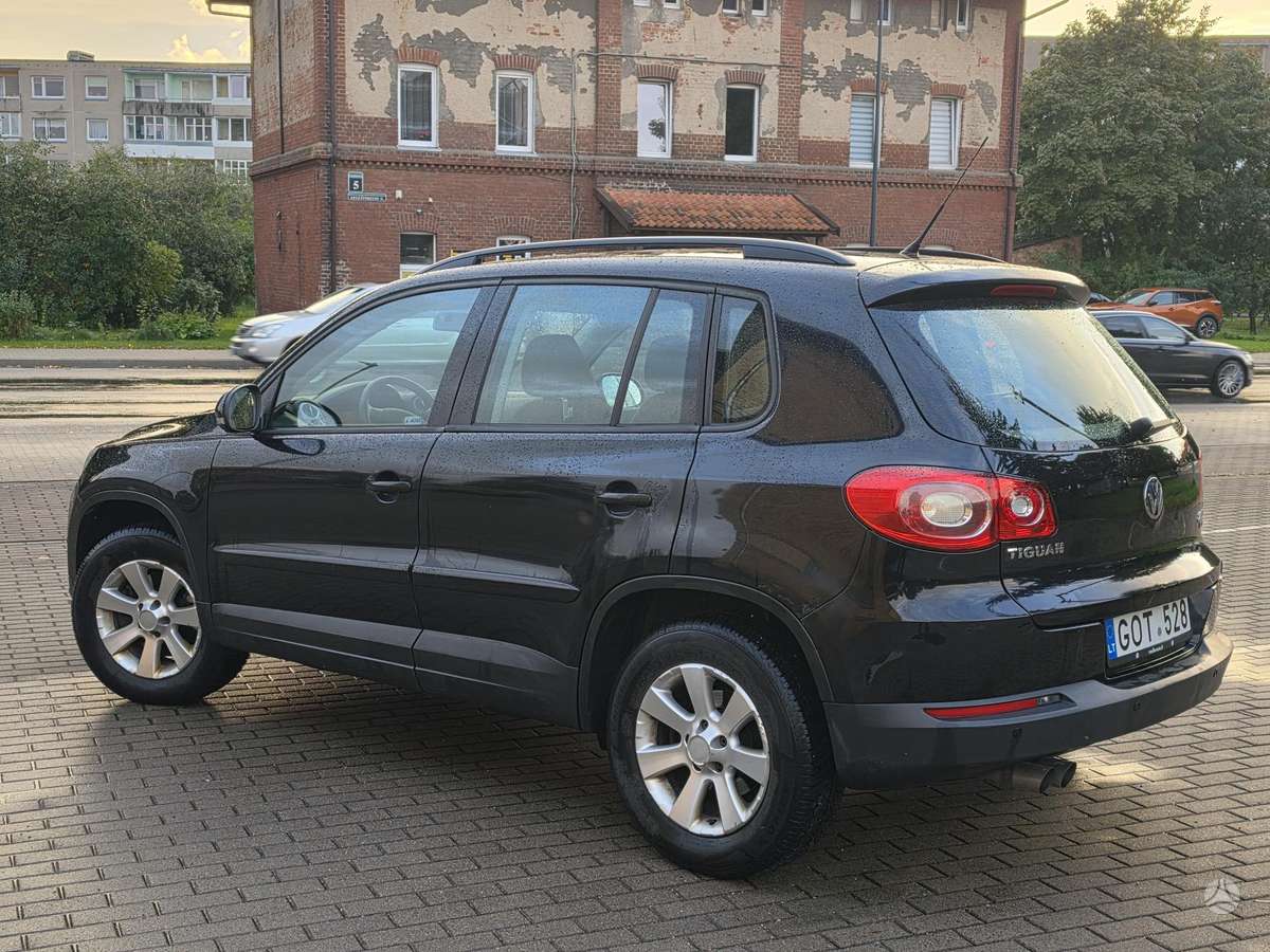 Volkswagen Tiguan - 1