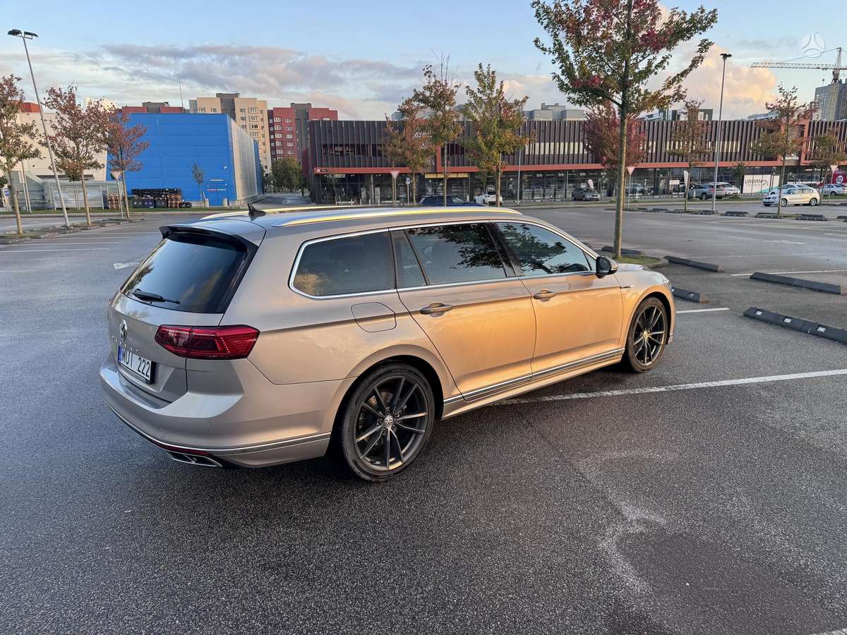 Volkswagen Passat - 1