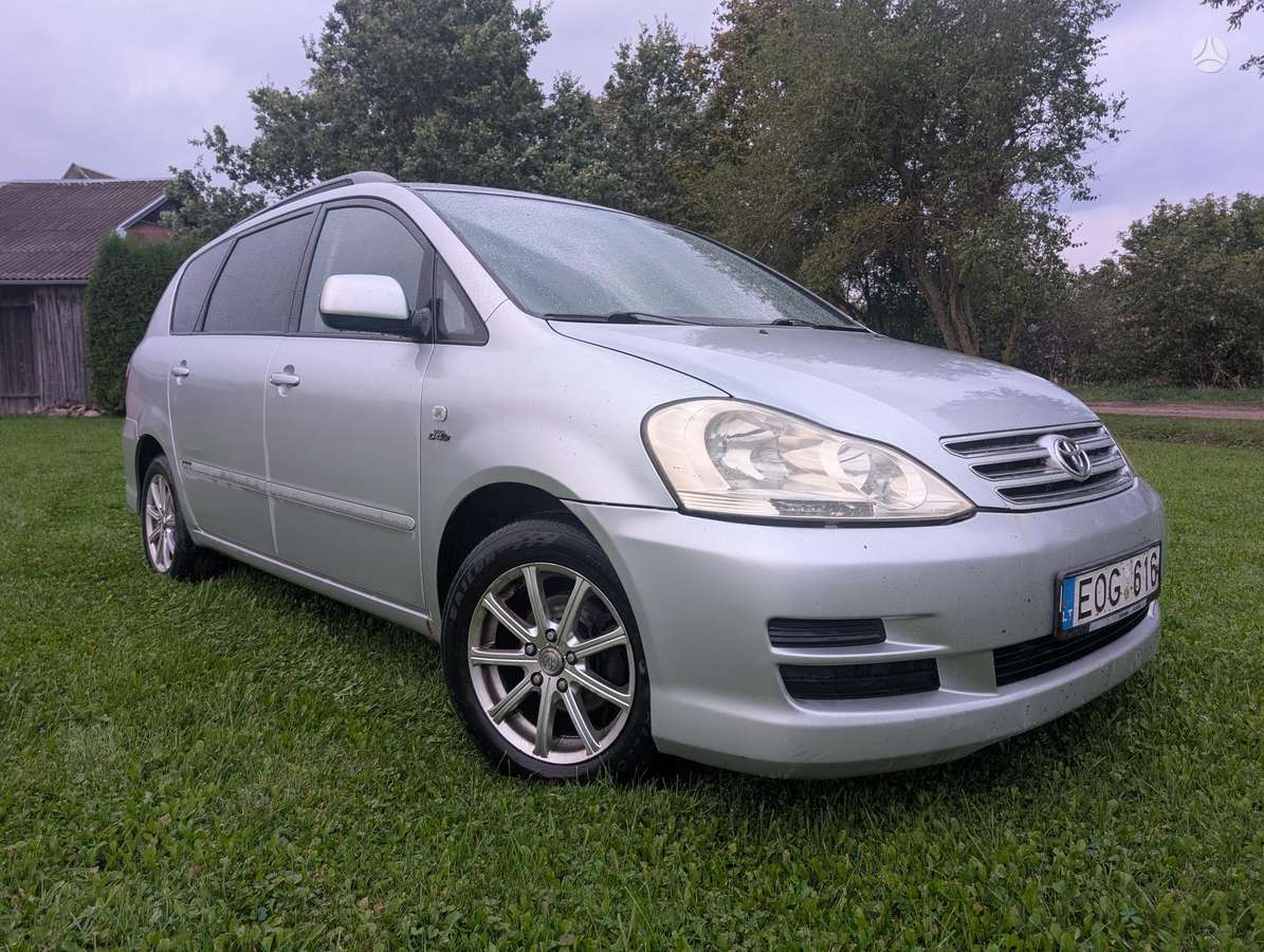 Toyota Avensis Verso - 2