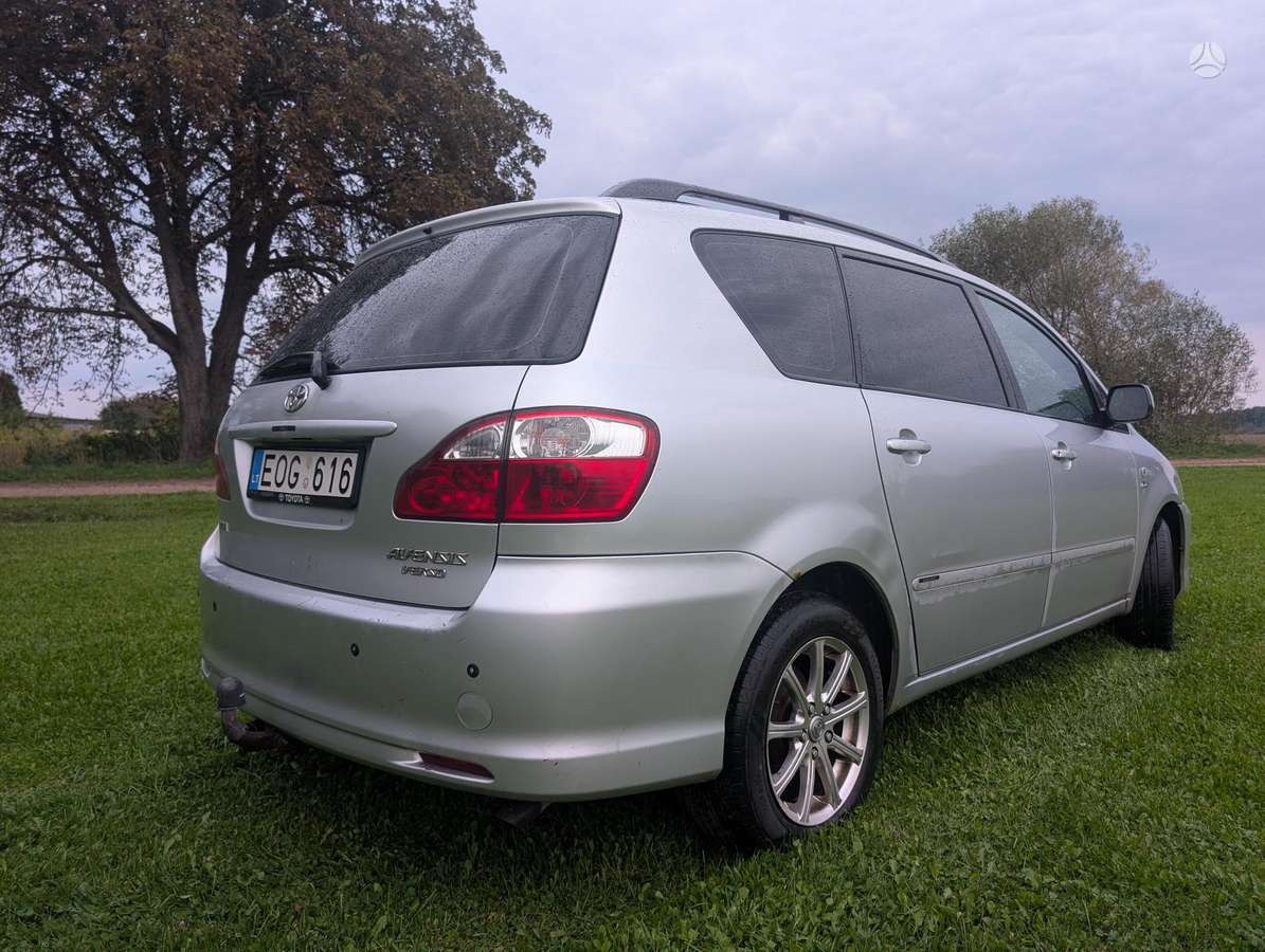 Toyota Avensis Verso - 3