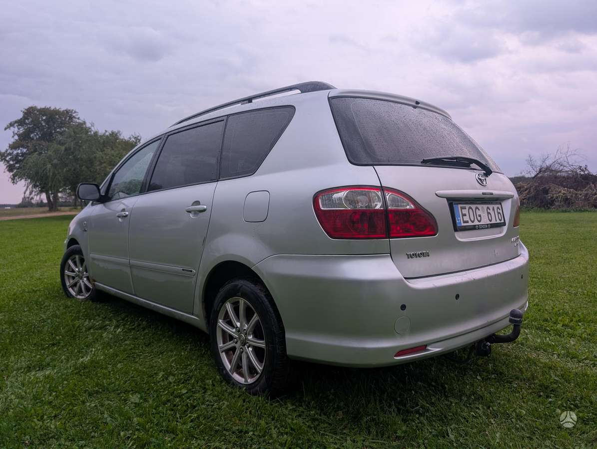 Toyota Avensis Verso - 4