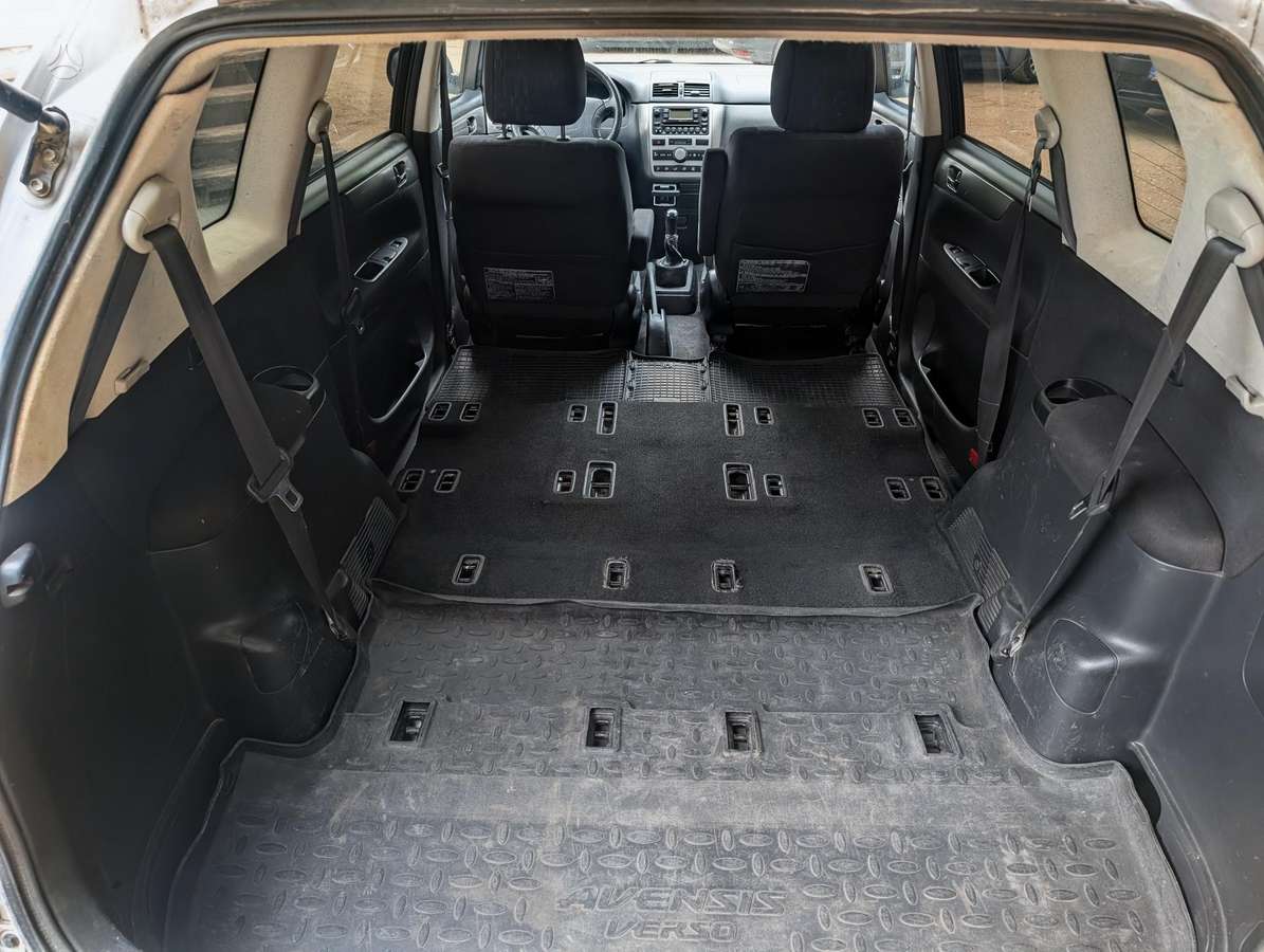 Toyota Avensis Verso - 8