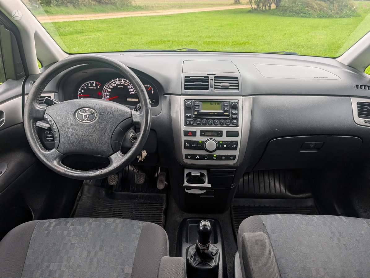 Toyota Avensis Verso - 9