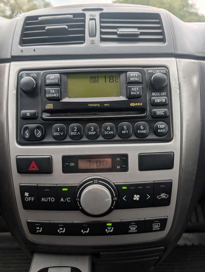 Toyota Avensis Verso - 11