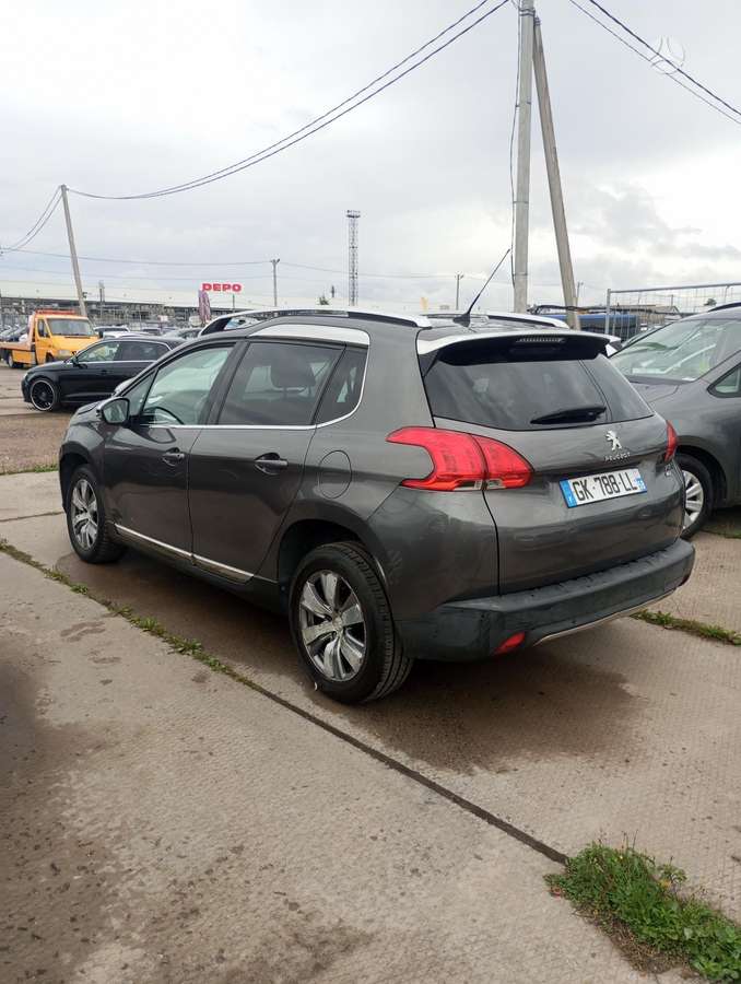 Peugeot 2008 - 8
