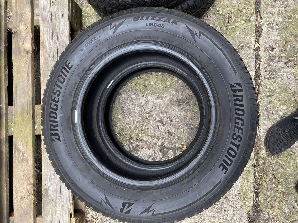 Bridgestone Blizzak LM005, winter 235/65 R17