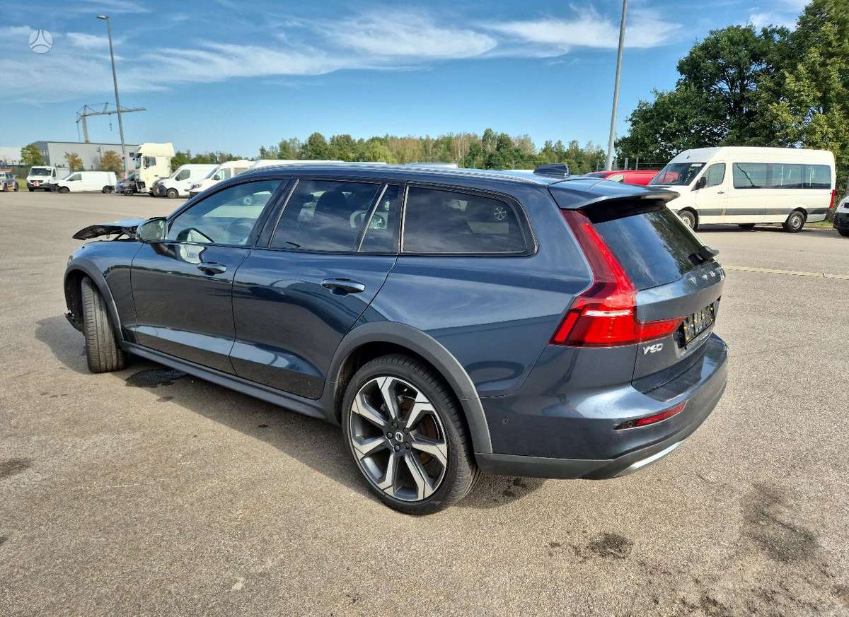 Volvo V60 Cross Country - 1