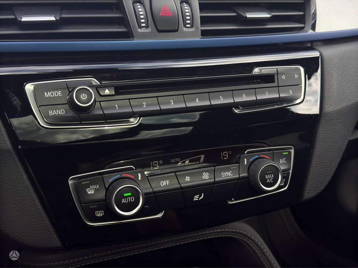 BMW X1, 2.0 l., off-road / crossover