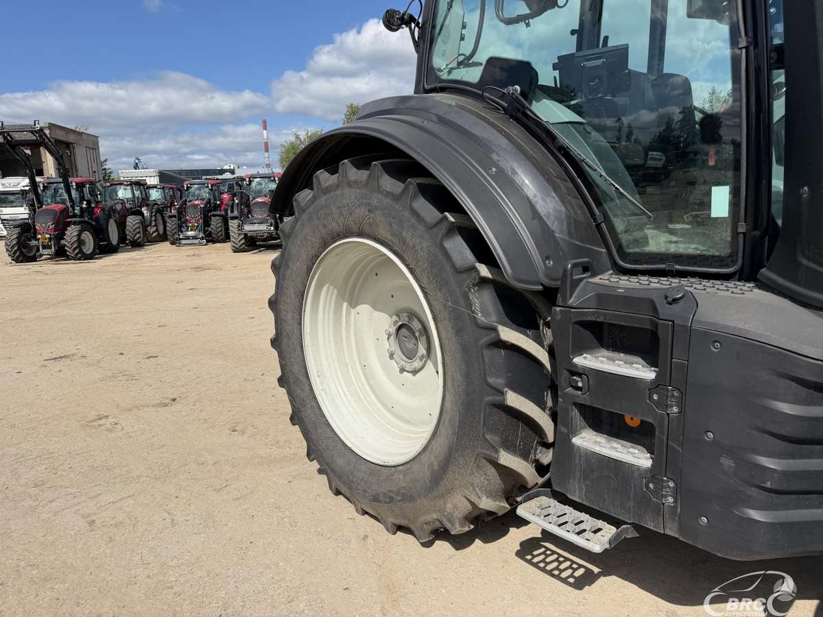 Valtra T235, traktoriai