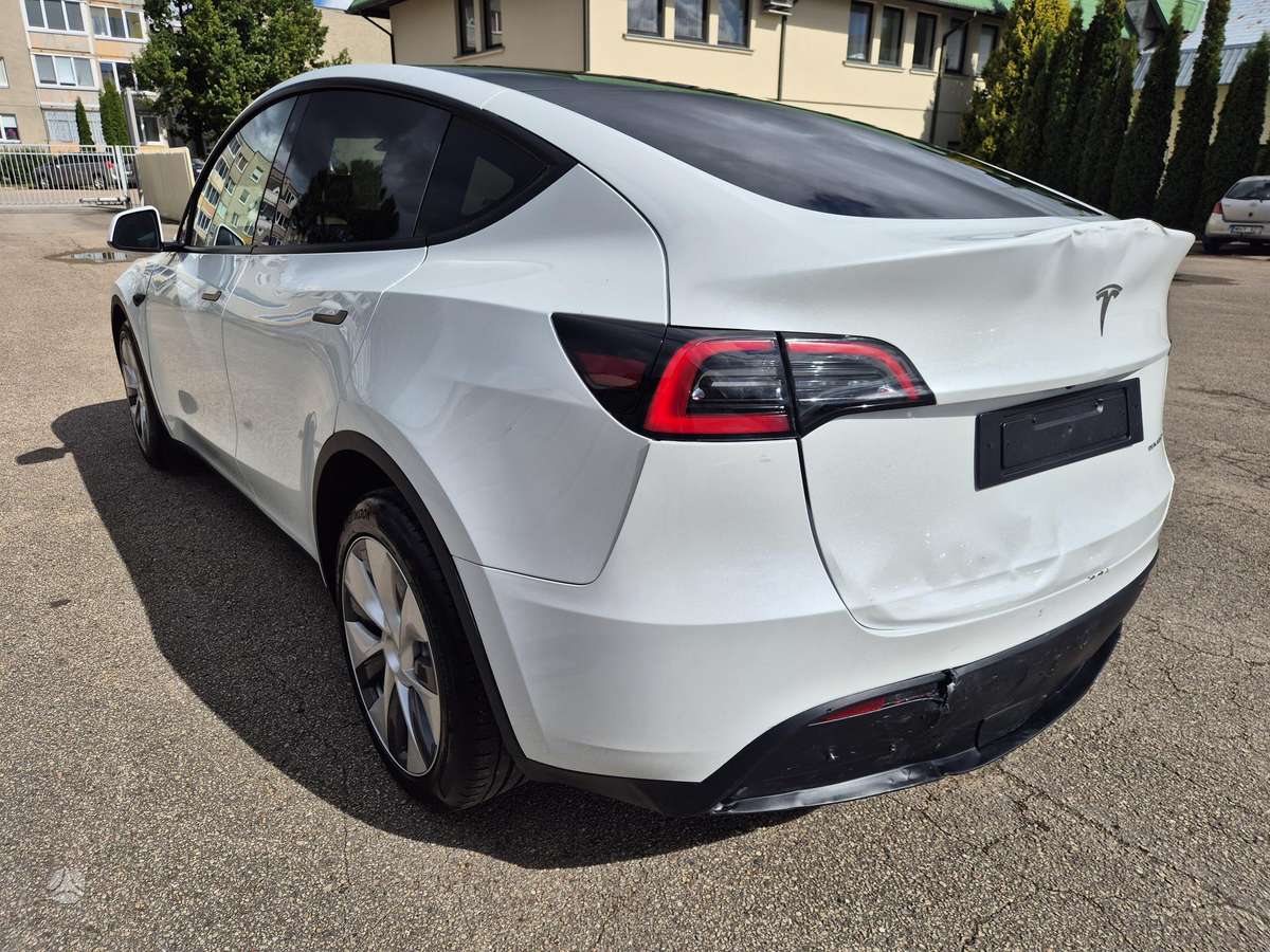 Tesla Model Y - 3