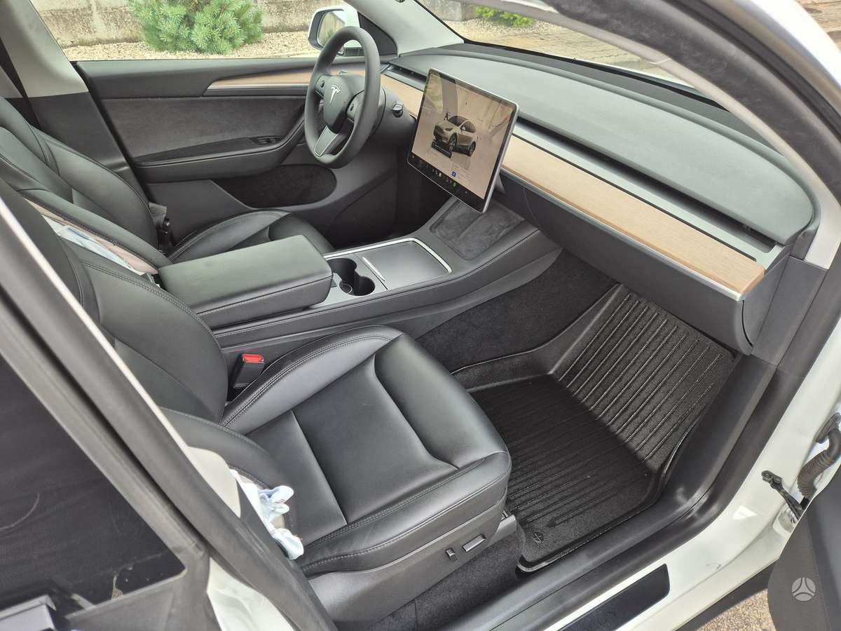 Tesla Model Y - 8