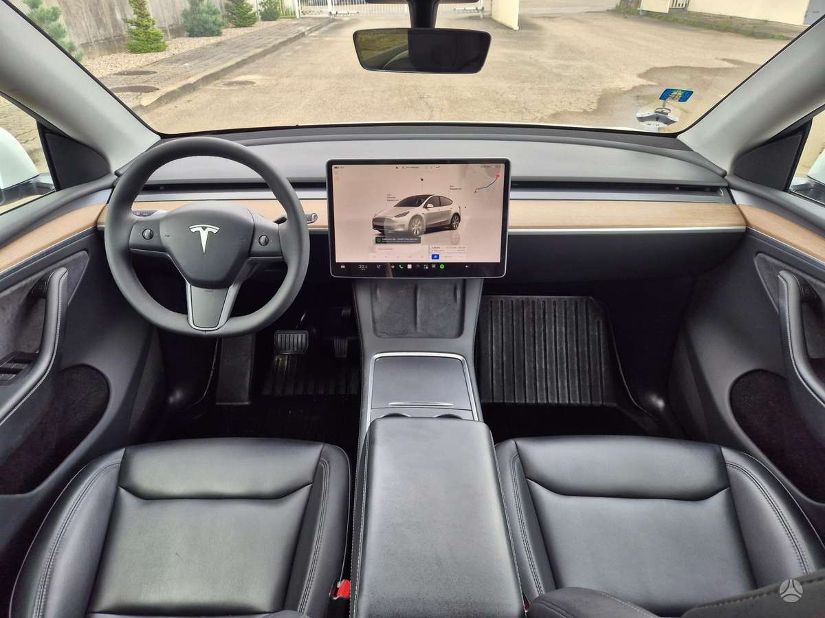 Tesla Model Y - 9