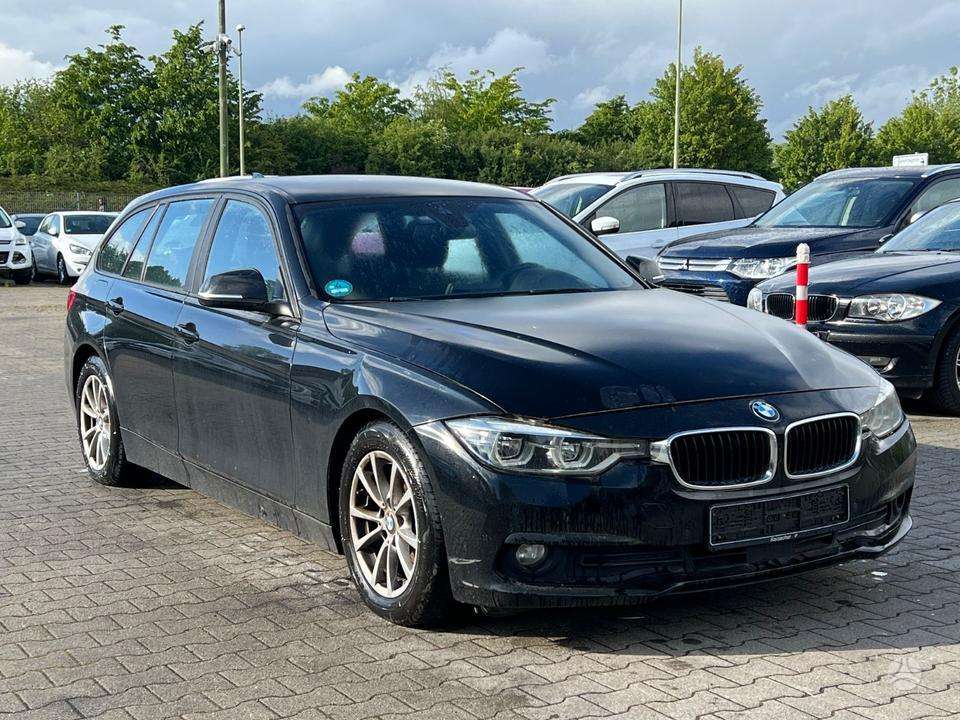 BMW 320 2015 — rear view