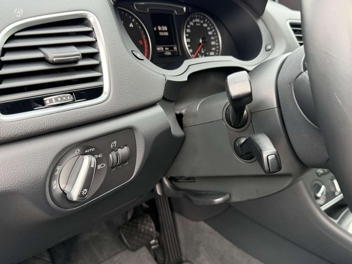 Audi Q3, 2.0 l., off-road / crossover