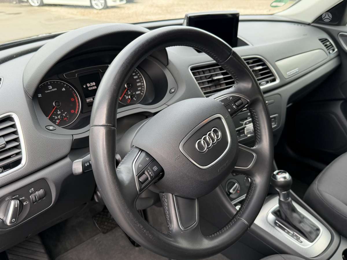 Audi Q3, 2.0 l., off-road / crossover