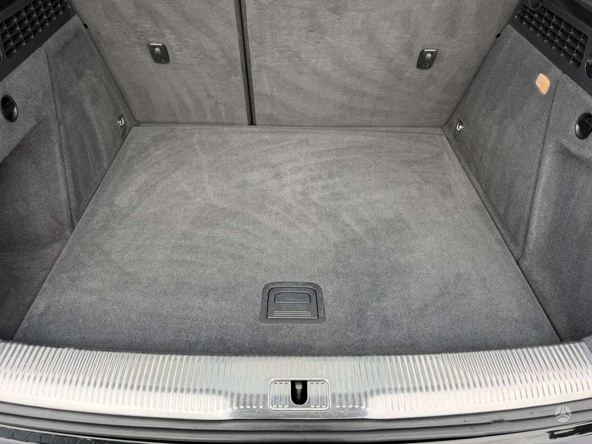 Audi Q3, 2.0 l., off-road / crossover