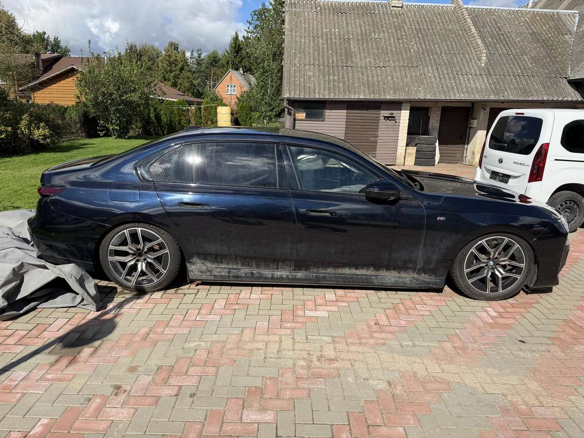 BMW i7, saloon / sedan
