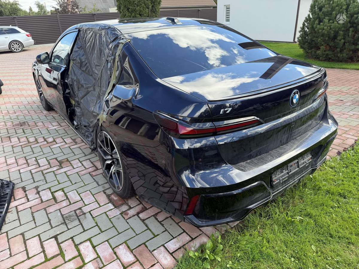 BMW i7, Седан