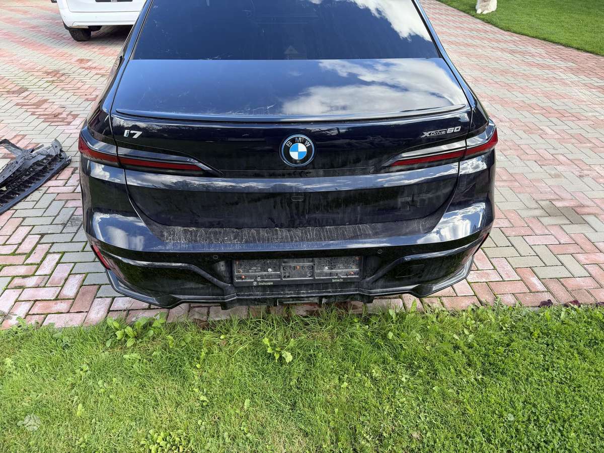 BMW i7, sedanas