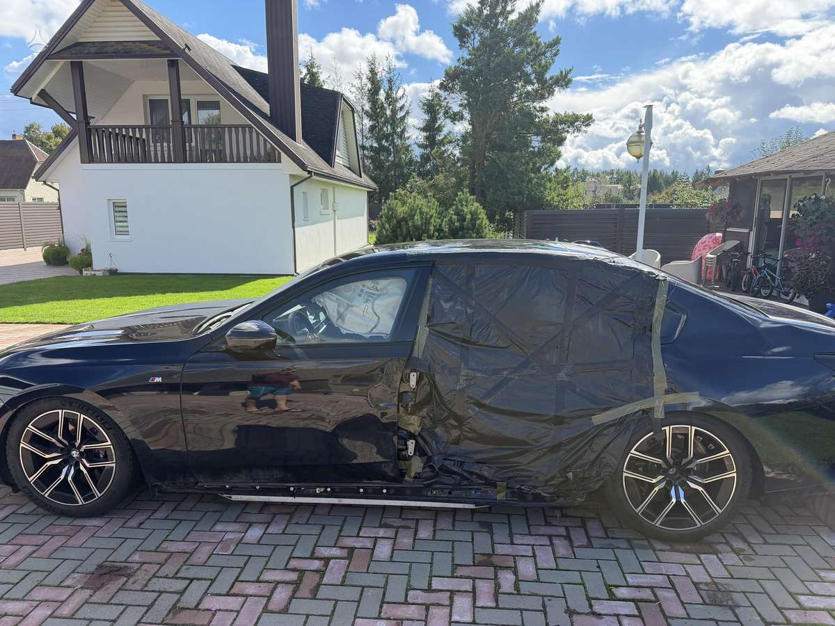 BMW i7, saloon / sedan