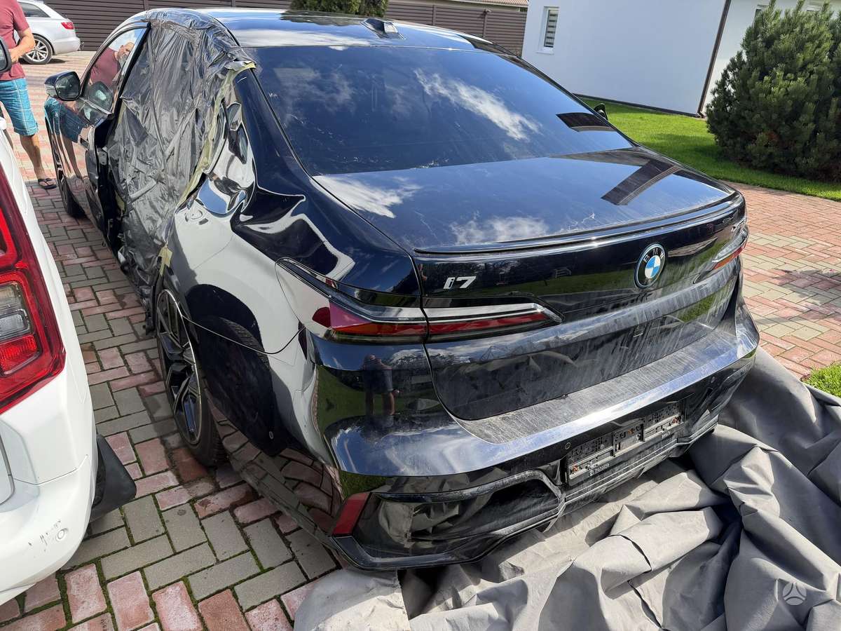 BMW i7, sedanas