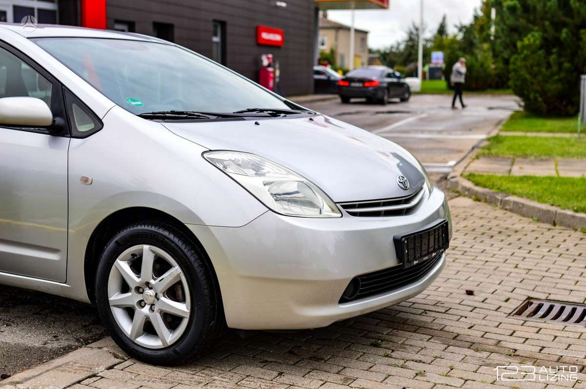 Toyota Prius - 4