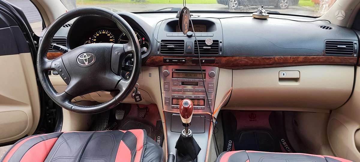 Toyota Avensis - 1