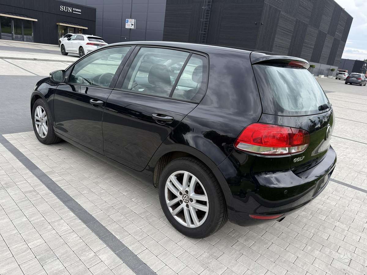 Volkswagen Golf - 6