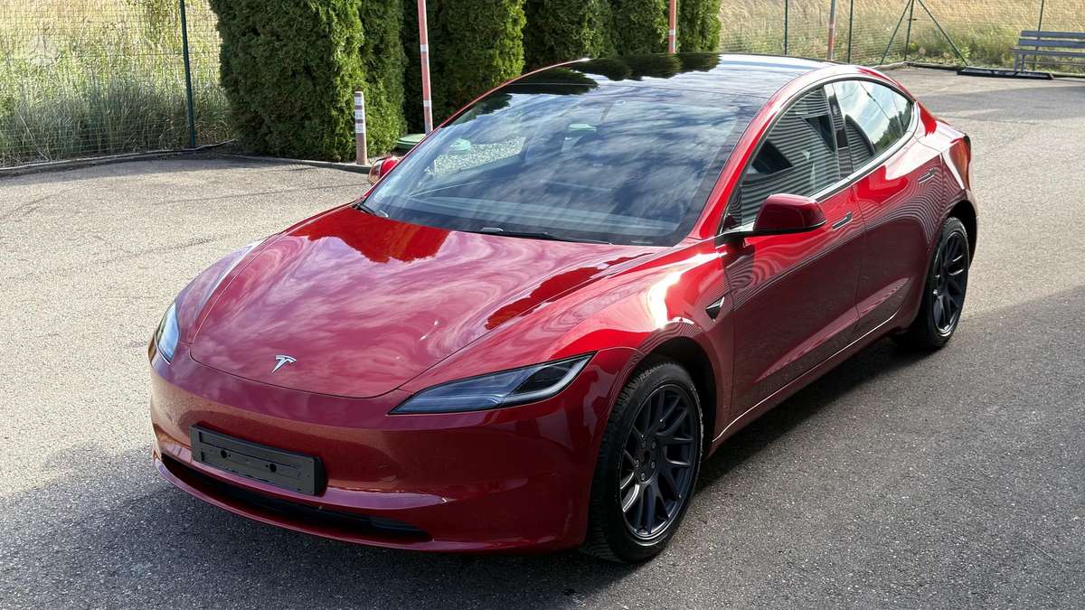 Tesla Model 3 - 1