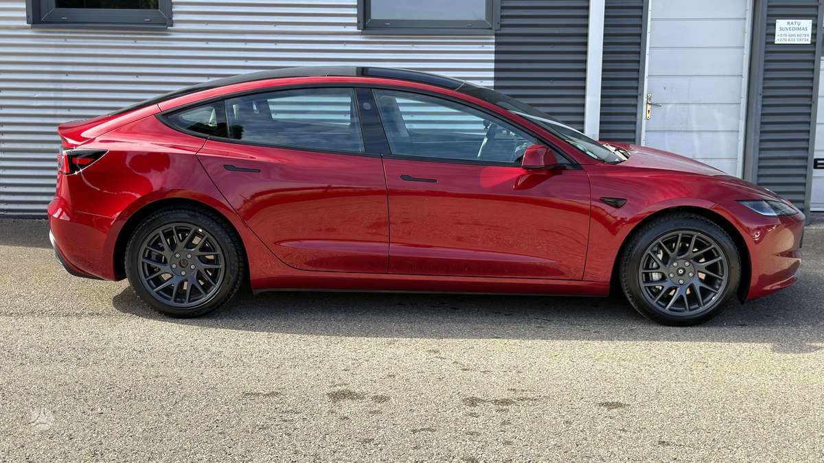 Tesla Model 3 - 4