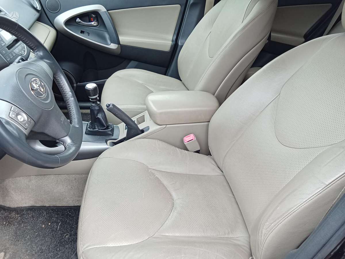 Toyota RAV4 - 8