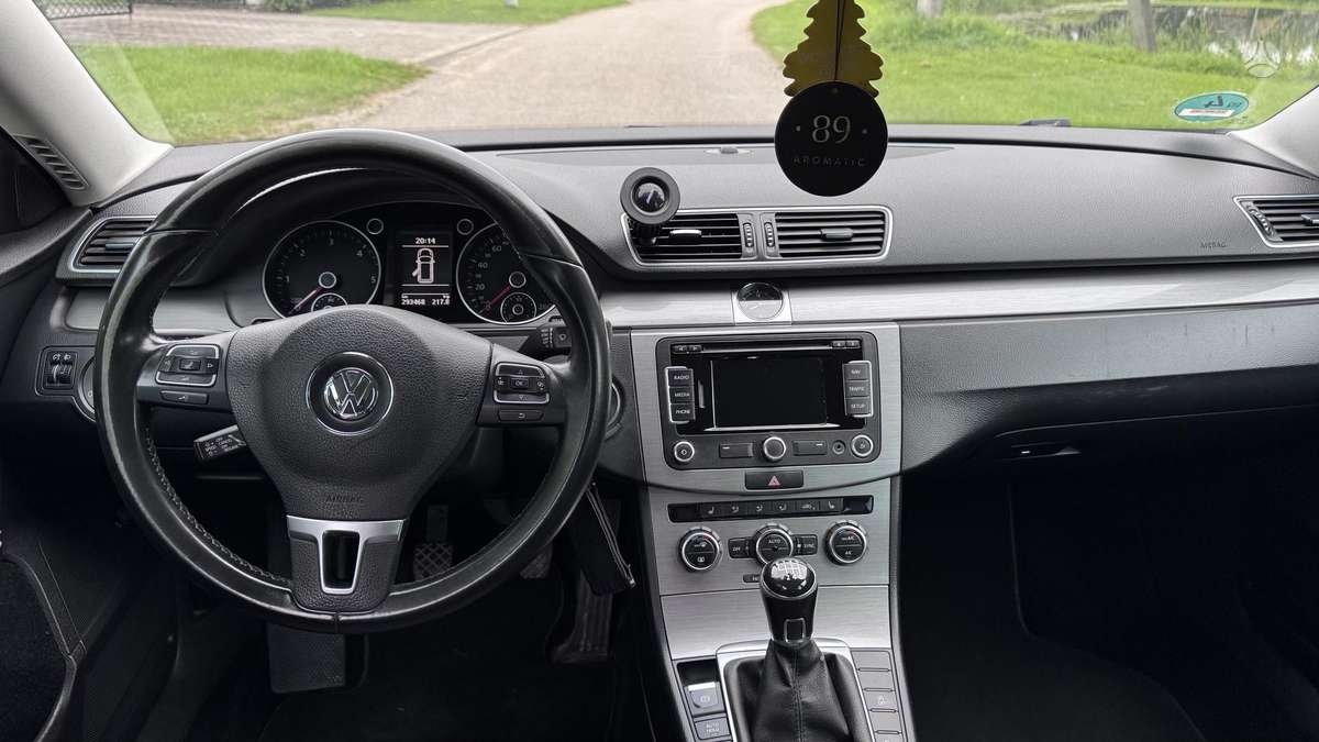 Volkswagen Passat - 11