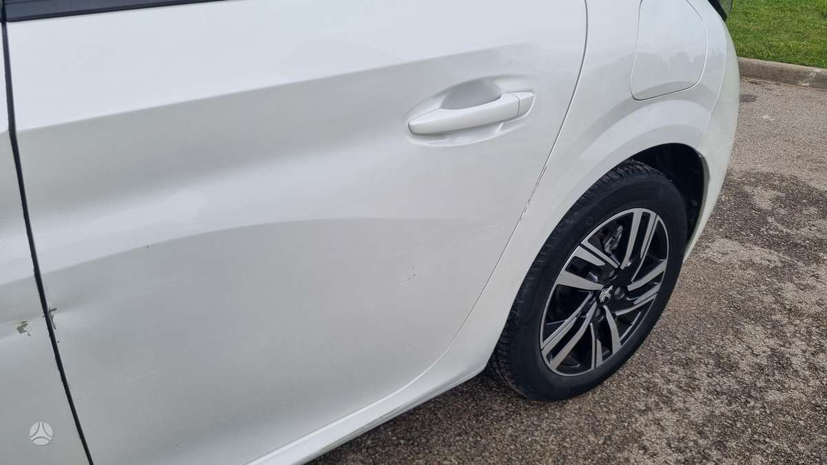 Peugeot 208 - 6