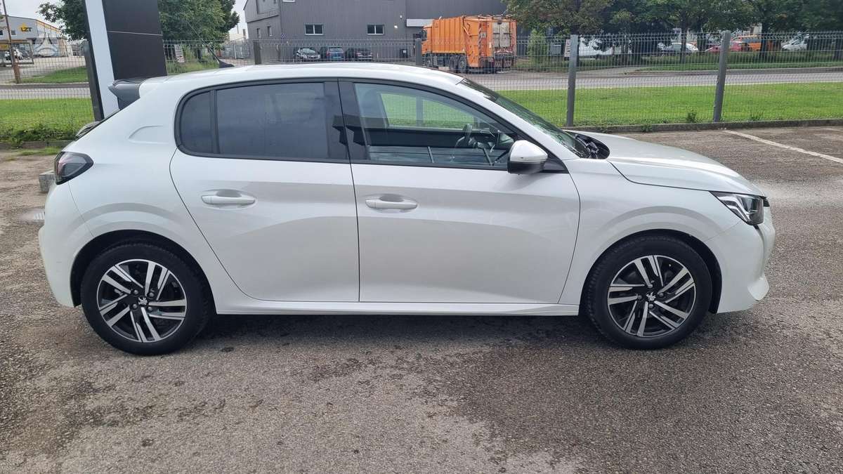 Peugeot 208 - 10