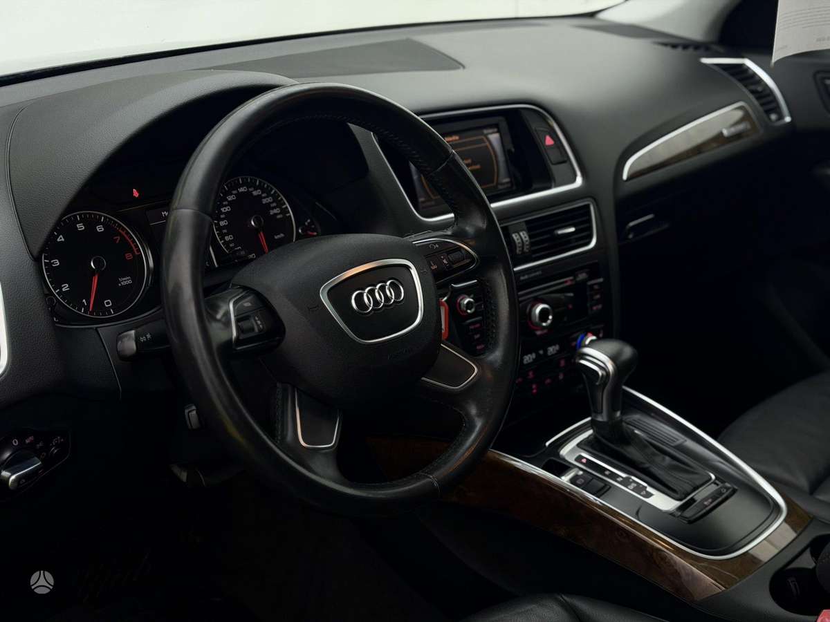 Audi Q5, 2.0 l., off-road / crossover