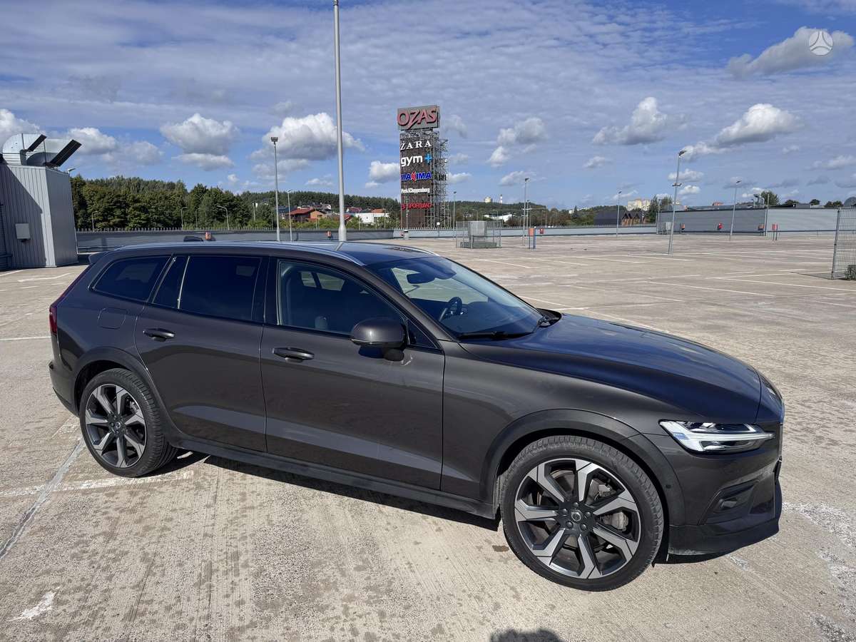 Volvo V60 Cross Country - 1
