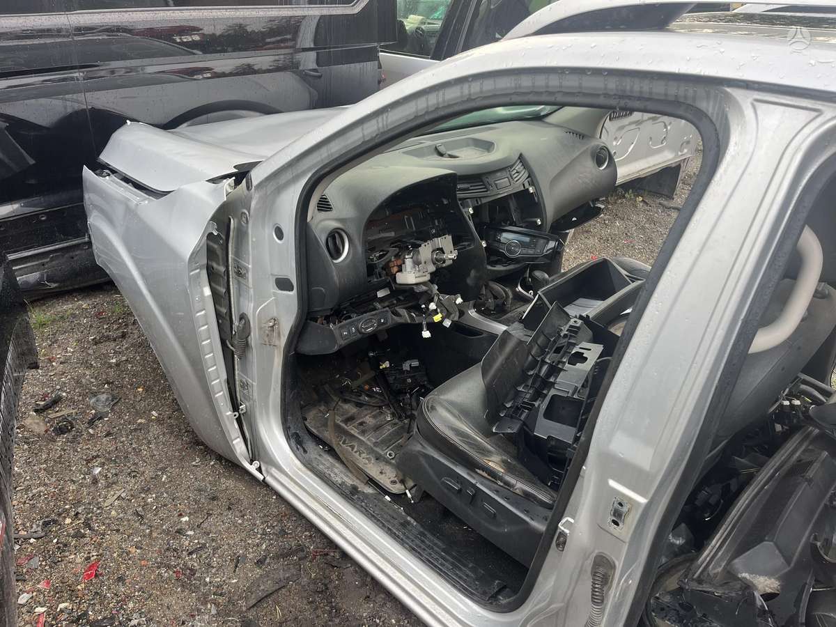 Nissan Navara kėbulo dalys