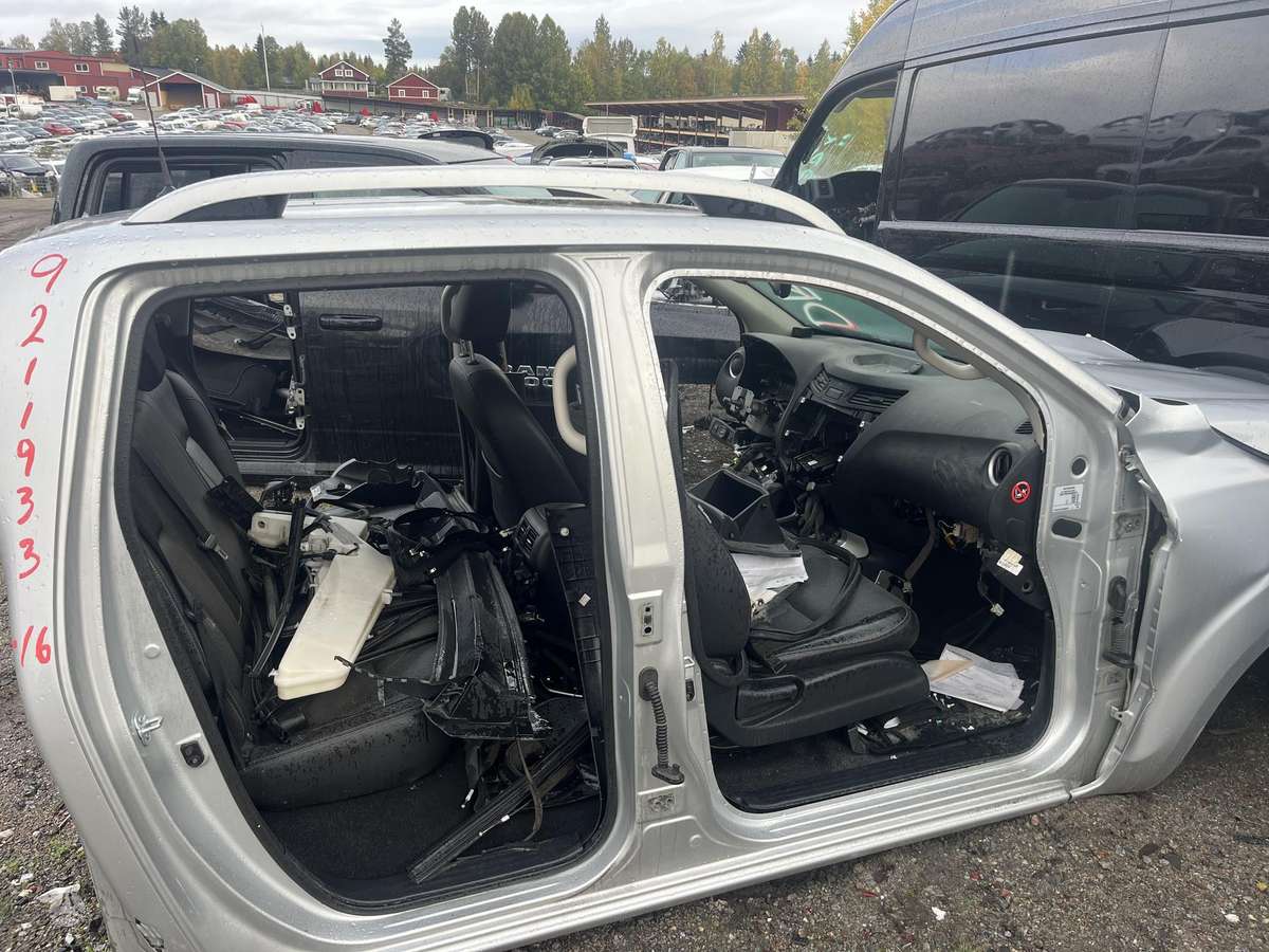 Nissan Navara kėbulo dalys