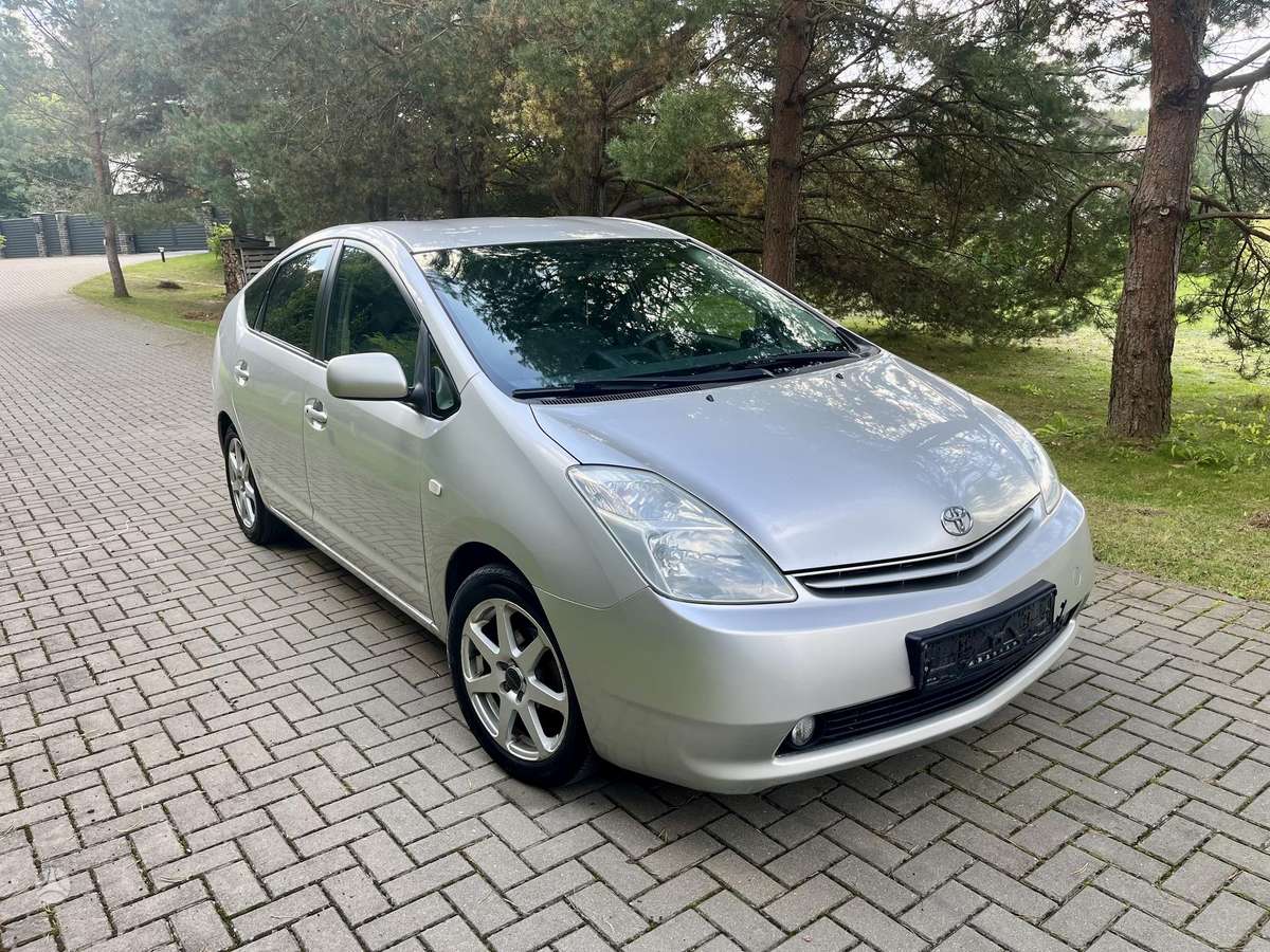 Toyota Prius - 4