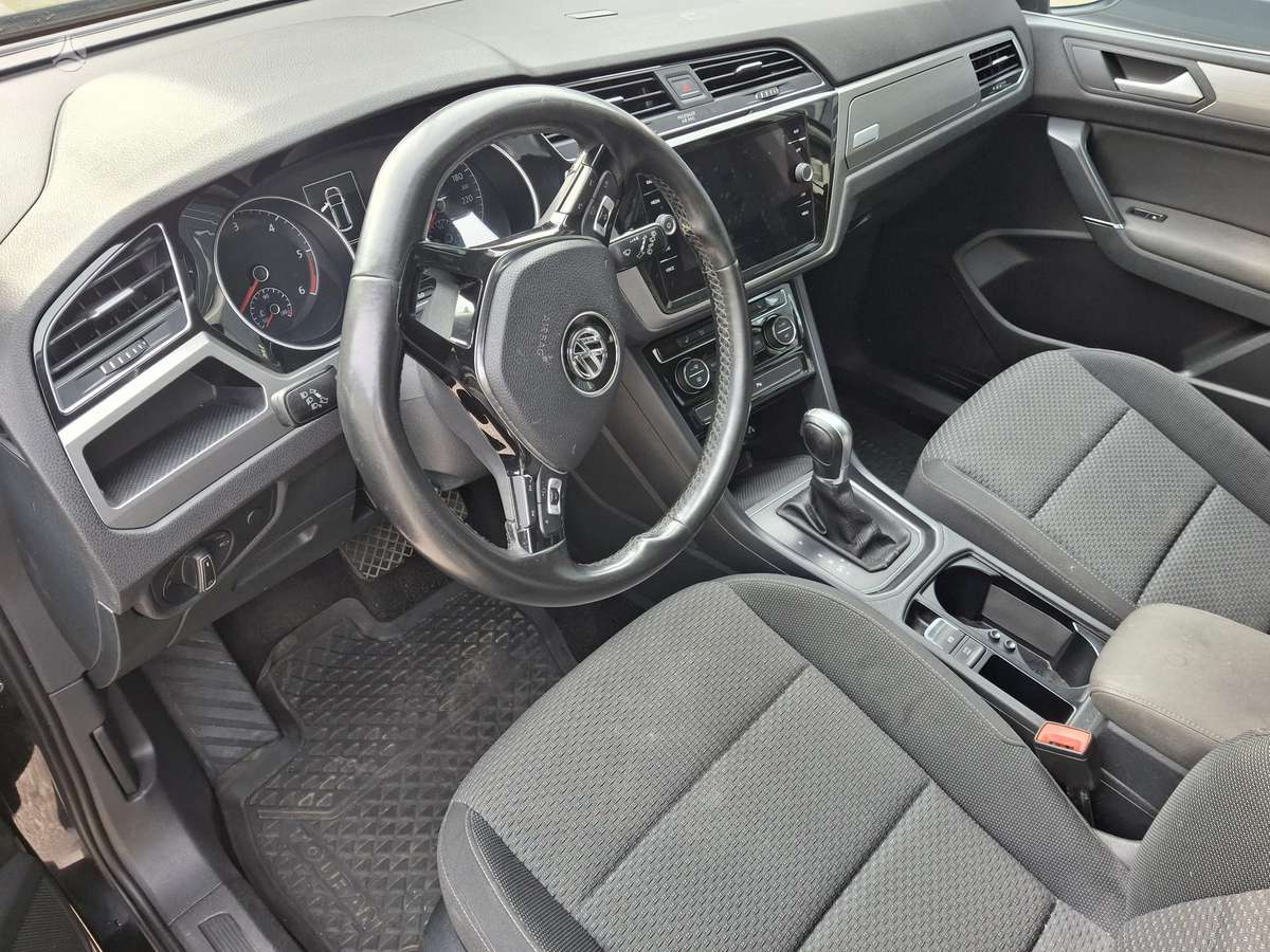 Volkswagen Touran - 10