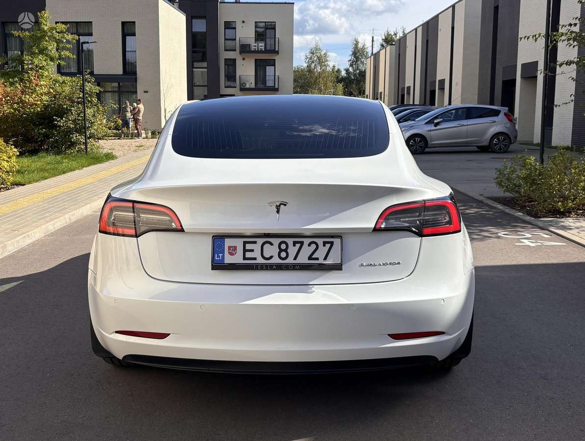 Tesla Model 3 - 8